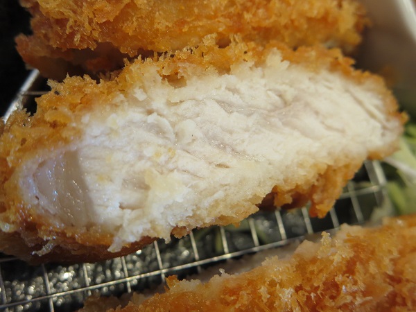 とんでんの富良野産ロースかつ定食のロースかつの断面の近影画像。