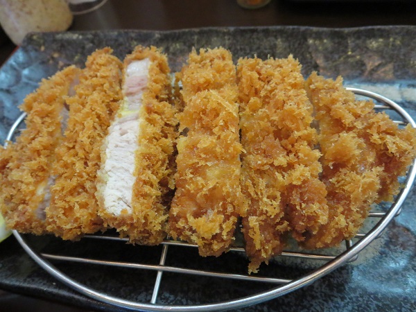 かつわか本店の林SPFロースかつ定食の近影画像。