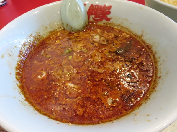 ラーメン山岡家の辛味噌つけ麺のつけ汁の近影画像。