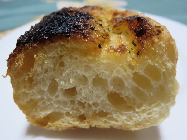 手作りほかふかパン メルシーの塩バターフランスパンのトースト後の近影画像。