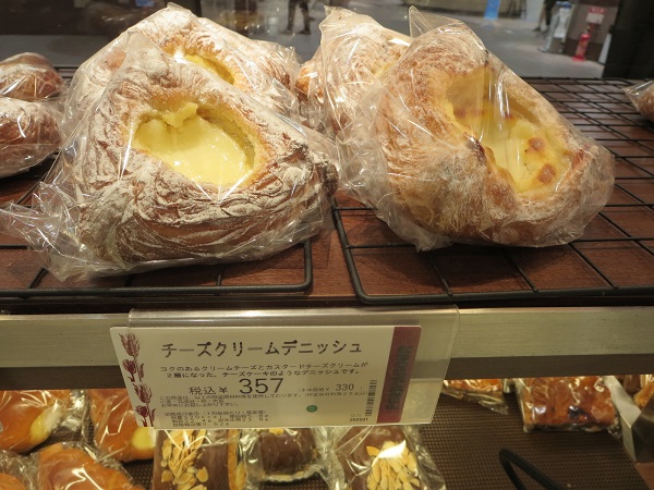ポンパドウルのチーズクリームデニッシュが置かれている陳列棚。