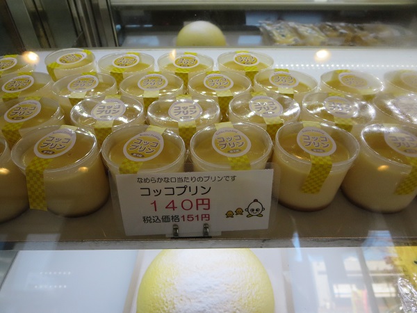コッコきみまろのコッコプリンが置かれているショーケース。