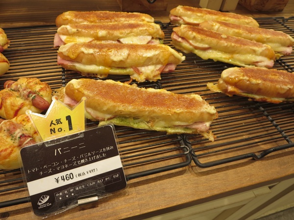 BAKERY&cafe辰巳俱楽部のパニーニが置かれている陳列棚。