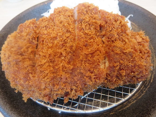 とんかつ神楽坂さくらの厚切りリブロースかつランチの近影画像。