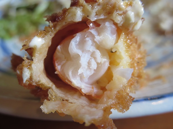 とんかつ とん丸のエビフライ定食のエビフライの断面の近影画像。