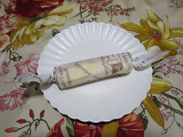 パティスリー タルブのしっとりチーズケーキの全体画像。