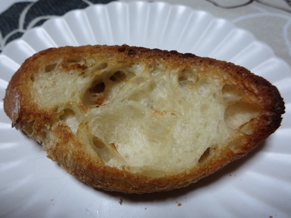 BAKE＆Cのレトロバゲットのトースト後の近影写真。