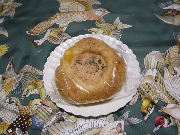 ポンパドウルの明太ポテトチーズパンの全体画像。