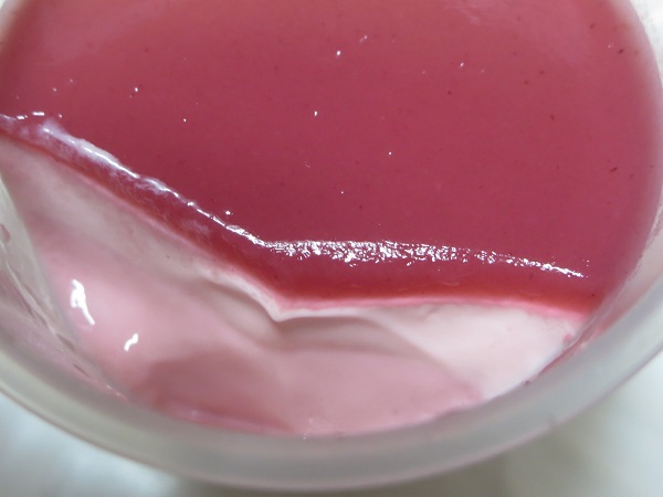 パステルのなめらかあまおう苺プリンの断面の近影画像。
