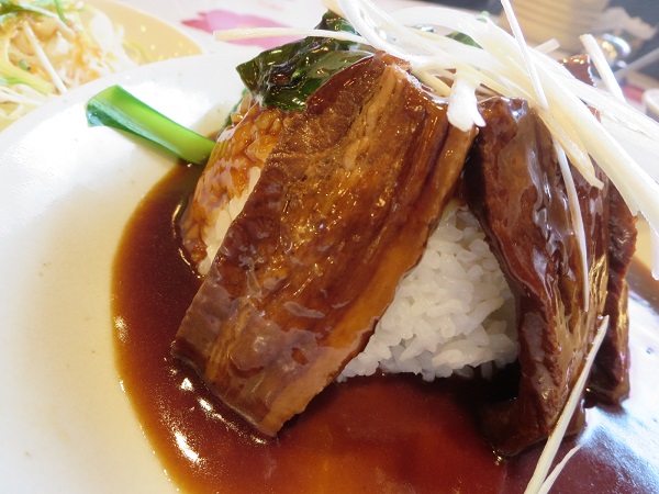 萬福の豚角煮丼の近影画像。