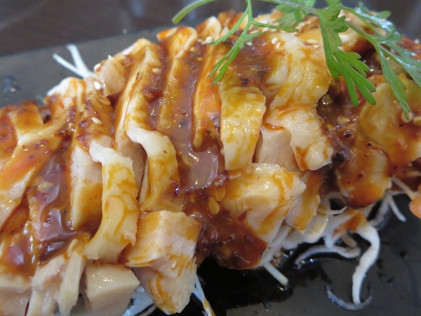 加曾利屋のよだれ鶏の別角度からの近影画像その2。