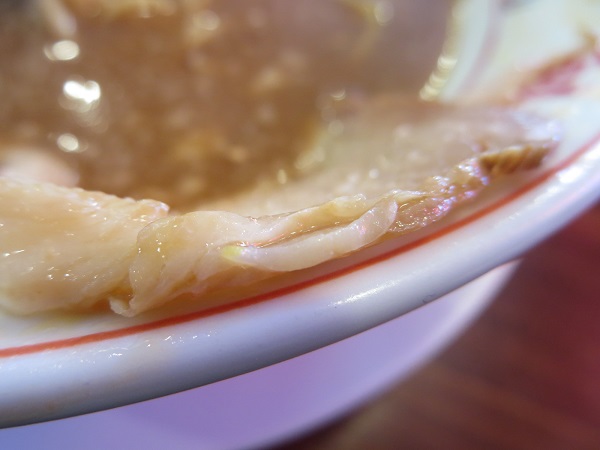 京都北白川ラーメン 魁力屋のみそラーメンのチャーシューの断面の近影画像。