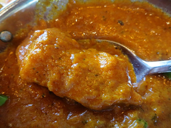 インド料理カリワラのチキンマサラカレー＆ハニーチーズナンの鶏肉の近影画像。