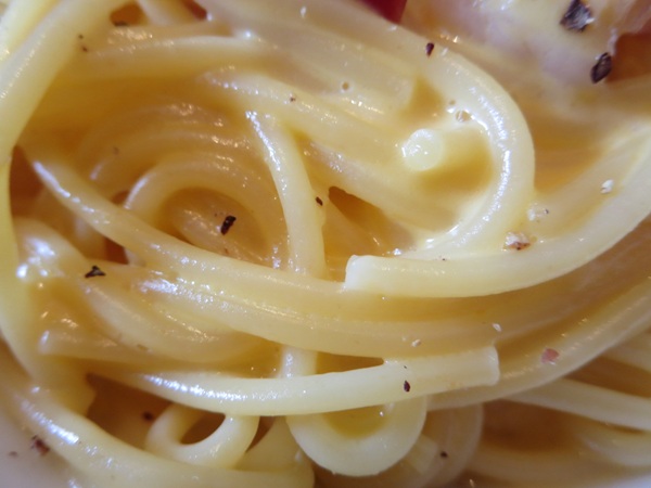 デニーズのイベリコベーコンのカルボナーラの麺の近影画像。