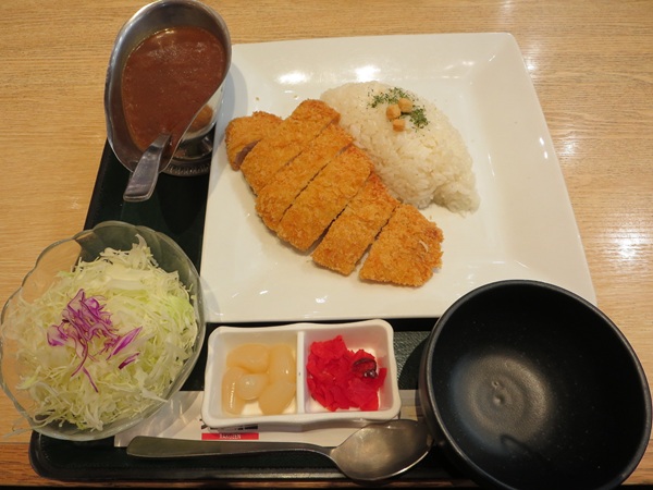 楽膳のロースかつカレーの全体画像。