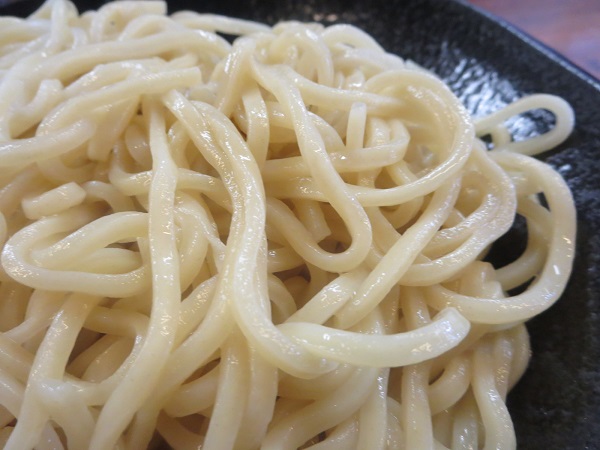 らーめん五衛門のまるきんつけ麺の麺の近影画像。
