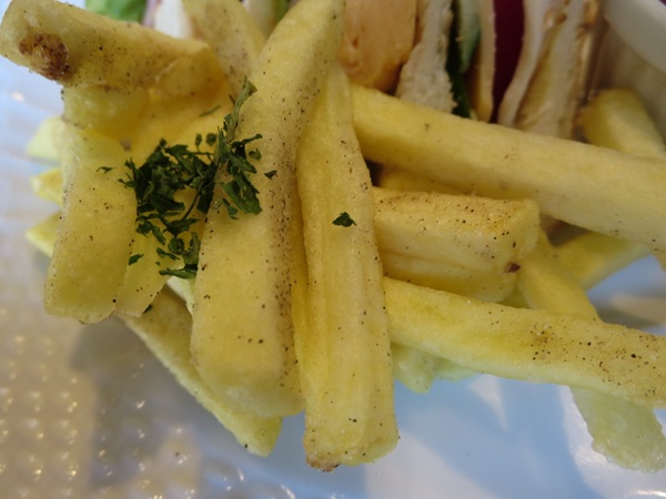 星野珈琲店のクラブハウスサンド&ポテトのポテトの近影画像。