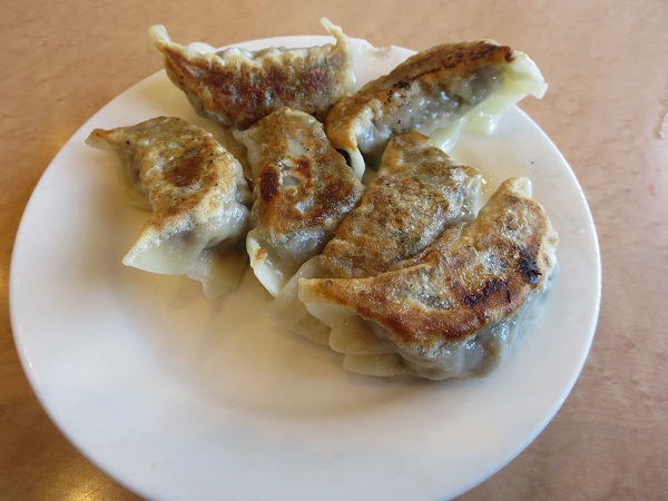 福満苑の焼き餃子の全体写真。