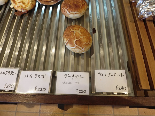 サフラン・フルールのダッチカレーが置かれている陳列棚。