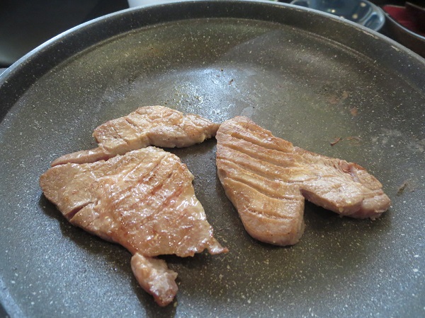 夢庵の厚切り牛タン焼き肉御膳の牛タンの近影画像。