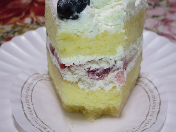 パティスリー RICOのふわふわショートケーキの断面の近影画像。