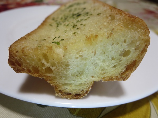 小さなパン屋 moitieのガーリックパンの断面の近影画像。