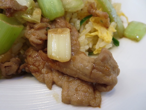 加曾利屋の肉チャーハンの肉の近影画像。
