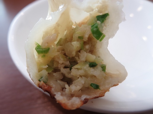 中華料理 TSUNAGIの自家製焼き野菜餃子の断面の近影画像。