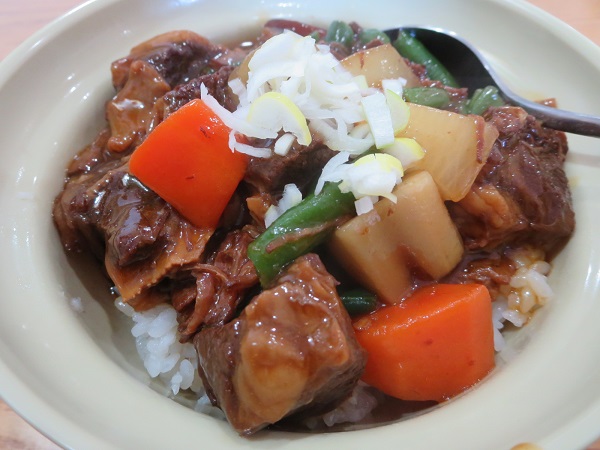 台湾料理 天天の牛バラ丼の近影画像。