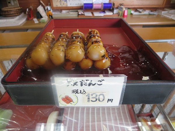 和菓子や 栗山菓舗の焼だんごが収められている陳列棚。
