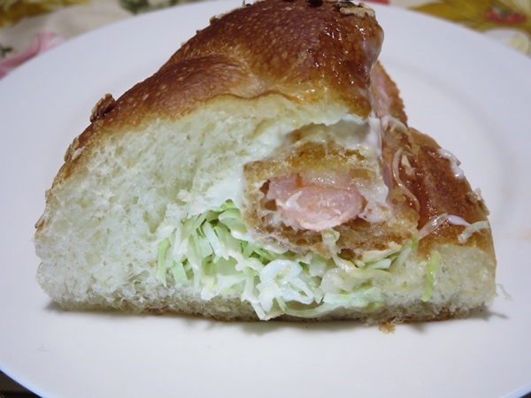 リヨンSUDAトロワのエビカツサンドの断面の近影画像。