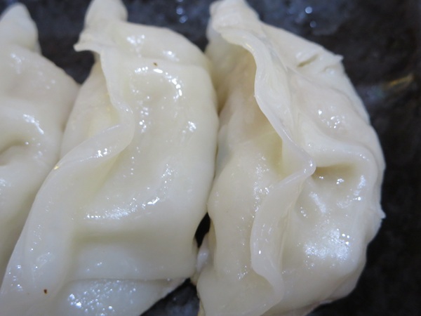 ラーメン龍屋の黒豚餃子の焼き目の付いていない側の近影画像