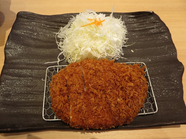 とんかつ神楽坂さくらの厚切リブロースかつ定食のロースかつとキャベツの画像。