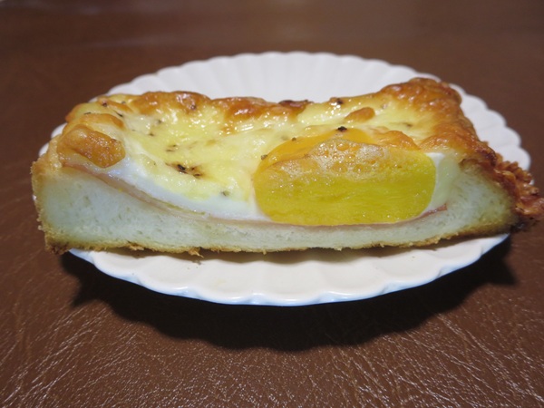 BAKERY&cafe辰巳俱楽部のラピュタ風パンのトースト後の断面の近影画像。