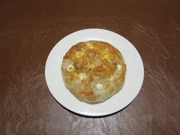 Warabeya Bakeryのチーズ塩パンの全体画像。