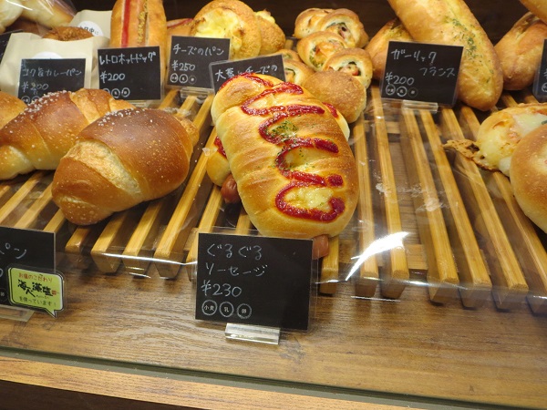 あんですのぐるぐるソーセージが置かれている陳列棚。