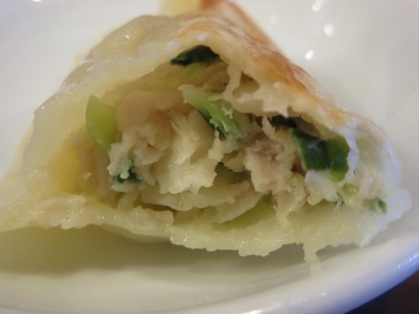 味噌屋 八玄の焼餃子の断面の近影画像。