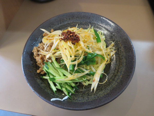 台湾魯肉飯 華屋の冷やし担々麺の全体画像。