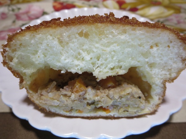 Fine Breadのピロシキの断面の近影画像。