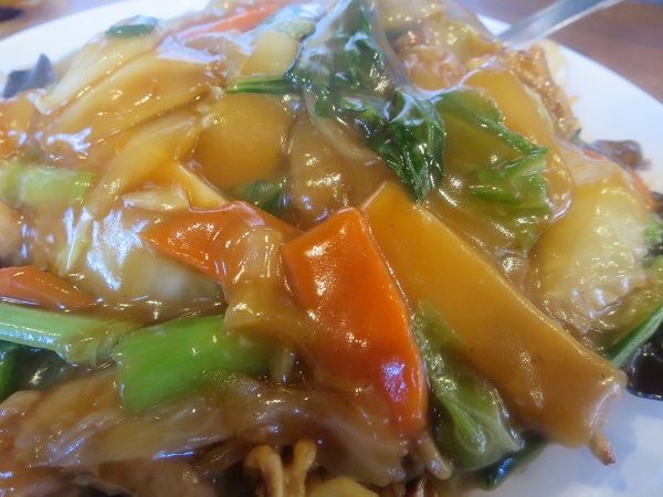 香満園の五目あんかけ焼きそばの近影画像。