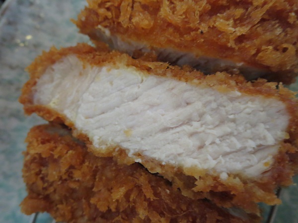かつわか本店の厚切りロースかつ定食のとんかつの断面の近影画像。