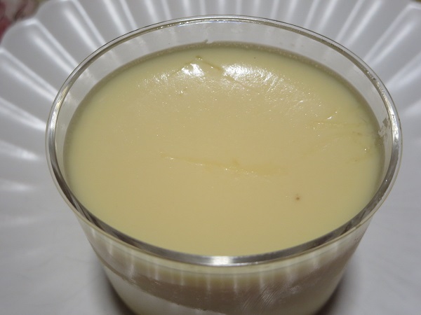 シェ・ピニョンのなめらかプリンの近影画像。