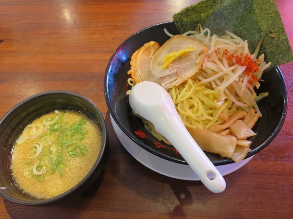 京都北白川ラーメン 魁力屋の魚介濃厚つけ麺の全体画像。