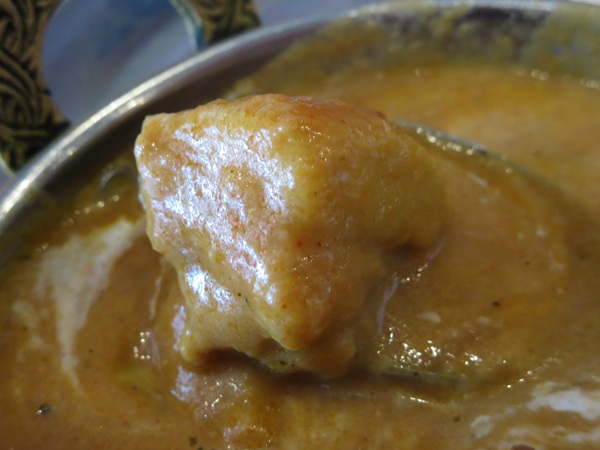ヒムツリのチキンカレー＆チーズナンの鶏肉の近影画像。