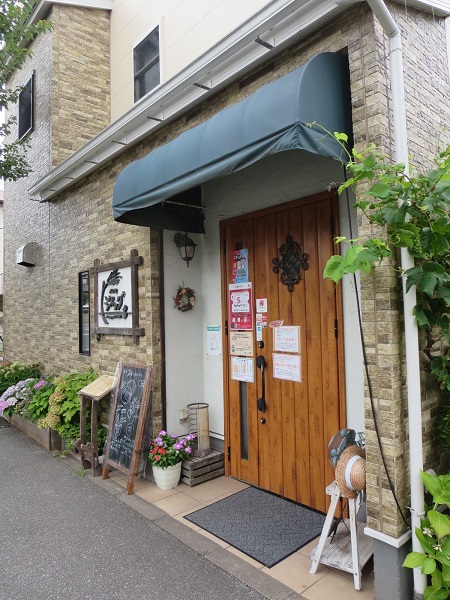 パン屋ジパングの看板と入口。