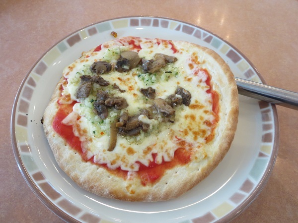 サイゼリヤの野菜ときのこのピザの全体写真。