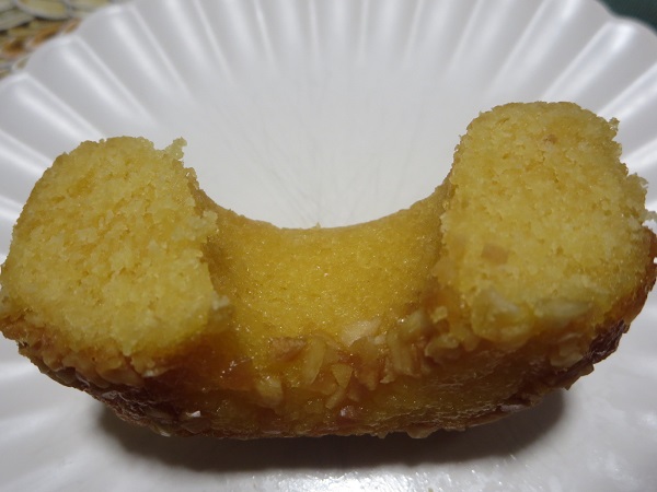 コッコきみまろの焼きドーナツ・落花生の断面の近影画像。