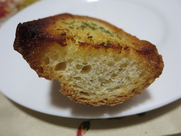 小さなパン屋 moitieのガーリックパンのトースト後の断面の近影画像。