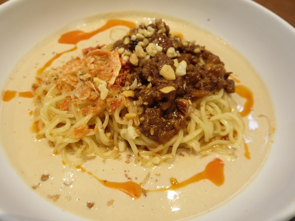 デニーズの冷やし豆乳担々麺の近影画像。