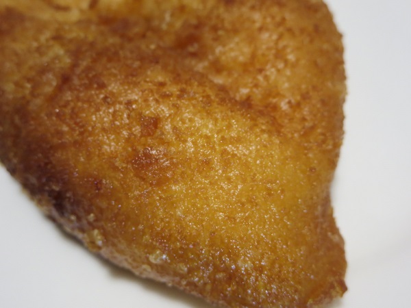 OLLIE BREADのカマンベールチーズカレーパンの近影画像。